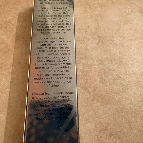 Urban Decay All Nighter Liquid Foundation - Silver Packaging - Picture 4 of 4